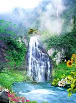 Водопад в тумане среди гор