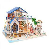 Милый домик в морском стиле с парусником