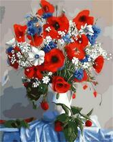 Маки и полевые цветы в белом кувшине