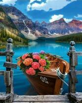 Лодка с букетом у причала