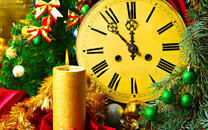 Часы и горящая свеча