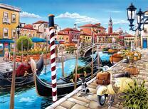 Живописный канал и гондолы Венеции