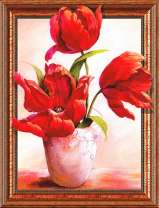 Три тюльпана в белой вазе