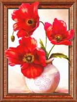 Три мака в белой вазе