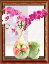 Цветение орхидеи в вазе с рисунком птиц