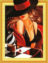 Девушка в черной шляпе за шахматным столом