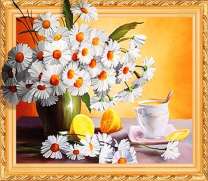 Букет свежих ромашек и чай с лимоном