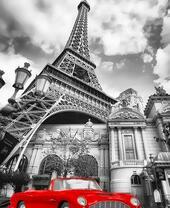 Красный автомобиль возле Эйфелевой башни