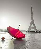 Красный зонт на фоне Эйфелевой башни
