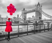 Женщина в красном на фоне Тауэрского моста