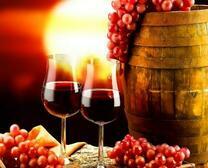 Два бокала, виноград и боченок красного вина