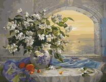 Букет жасмина у окна с видом на море