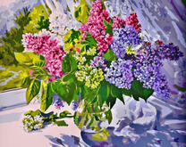 Букет разноцветной сирени в вазе у окна