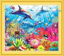 Подводный пейзаж с дельфинами и рыбами