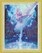 Балетный танец вмести с лебедем