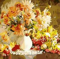 Георгины в белой вазе