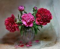 Пионы в стеклянной вазе