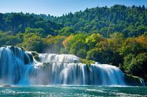 Широкий водопад среди леса