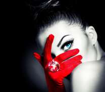 Красивая девушка в красных перчатках