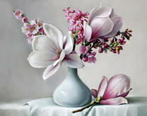 Белая вазочка с нежными цветочками