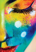 Нежное лицо девушки в ярких блёстках