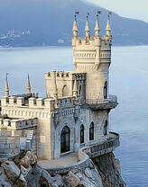 Ласточкино гнездо на скале над морем