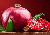 Спелый гранат и зелёные листья