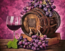 Спелый виноград и бочонок с красным вином