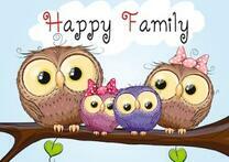 Счастливая семейка сов на ветке