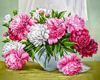 Большой букет пионов в круглой вазе