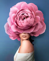 Девушка с большой розой в прическе