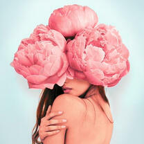 Девушка и три цветущих розы