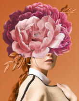 Рыжеволосая девушка с розами на голове