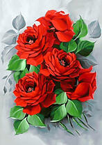 Ярко-красные цветы вьющейся розы