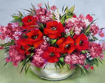 Широкая ваза с весенним букетом