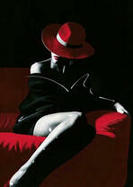 Девушка в красной шляпе на красном диване