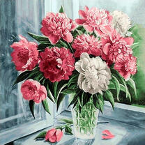 Букет пионов в хрустальной вазе