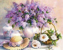 Сирень, розы и шляпка на столе