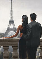 Двое любуются Эйфелевой башней