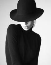 Девушка в стильной черной шляпке