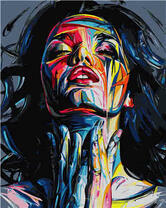 Портрет симпатичной брюнетки