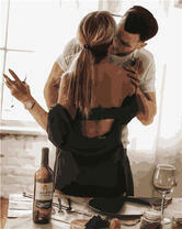 Нежные поцелуи на кухне