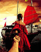 Девушка в красном возле корабля