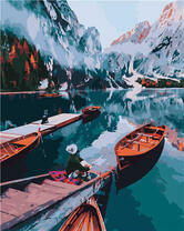 Лодка среди озера в Альпах