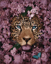 Гепард среди розовых цветов