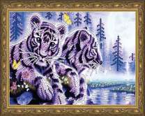 Тигрята у лесного озера