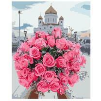Букет нежный розовых роз на фоне храма