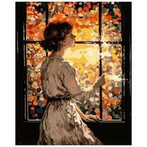 девушка смотрит на закат через окно