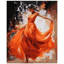 Брюнетка танцует в красном платье