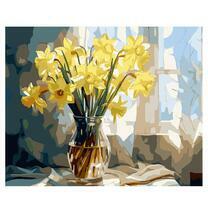 Желтые нарциссы в вазе на столе